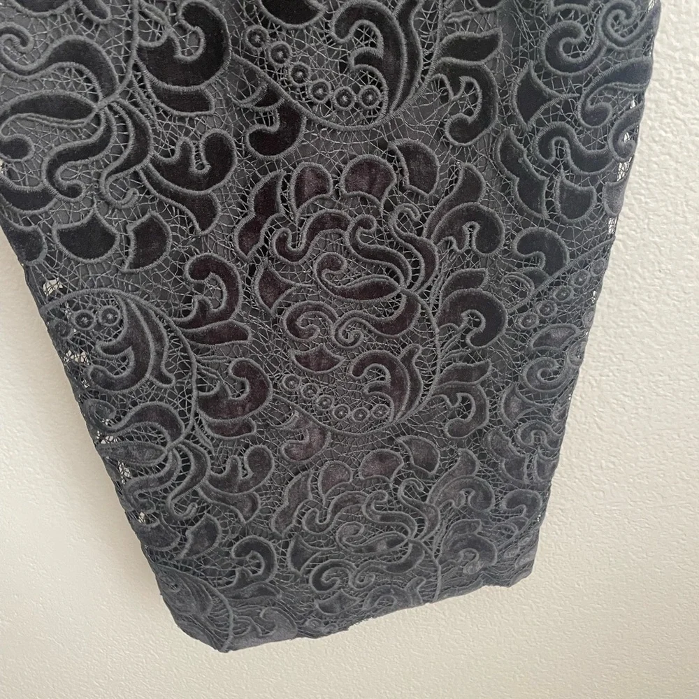 Donna Karan Embroidered Sleeveless Sheath
Dress - Picture 7 of 11